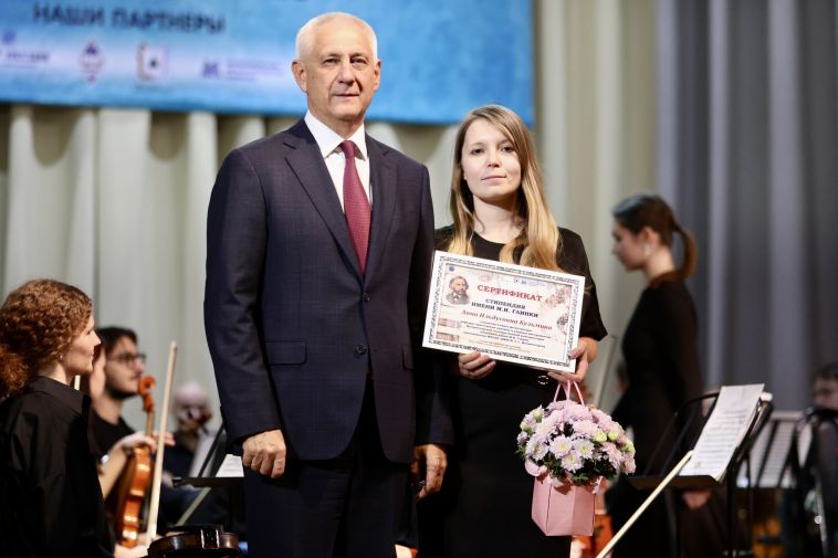 Глава Магнитогорска вручил именные стипендии Глинки молодым педагогам-музыкантам