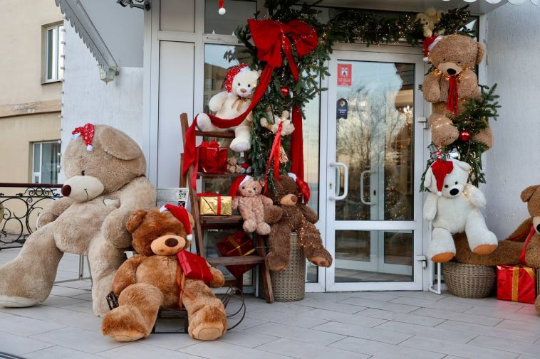 Город погружается в атмосферу новогодней сказки: улицы, скверы и парки наряжают к предстоящим зимним праздникам