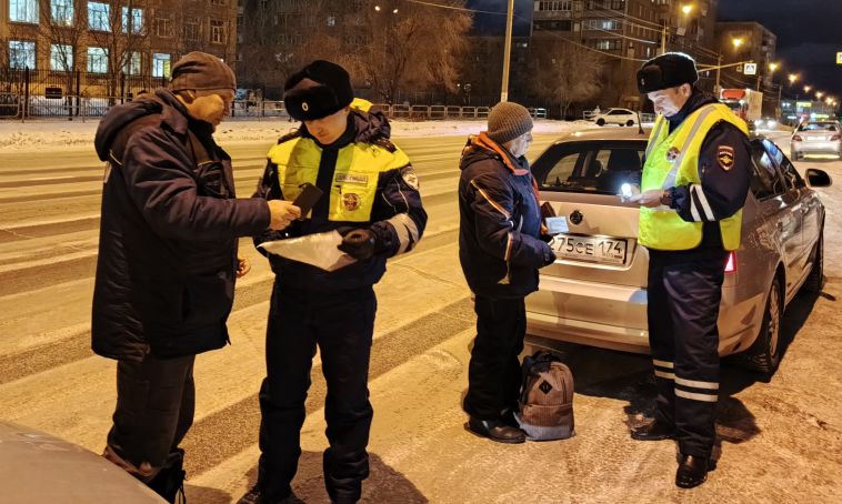 Сотрудники Госавтоинспекции и Родительский дорожный патруль школы №40 провели совместный рейд «Ребёнок - главный пассажир!»