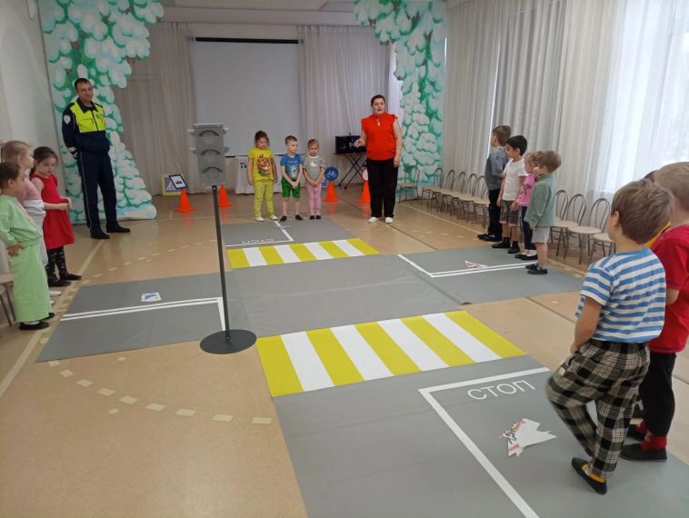 Сотрудники Госавтоинспекции Магнитогорска посетили подшефные школы и детские сады