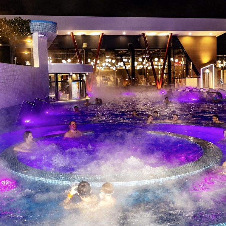 Магнитогорцы смогут смотреть хоккей прямо в термах Притяжения