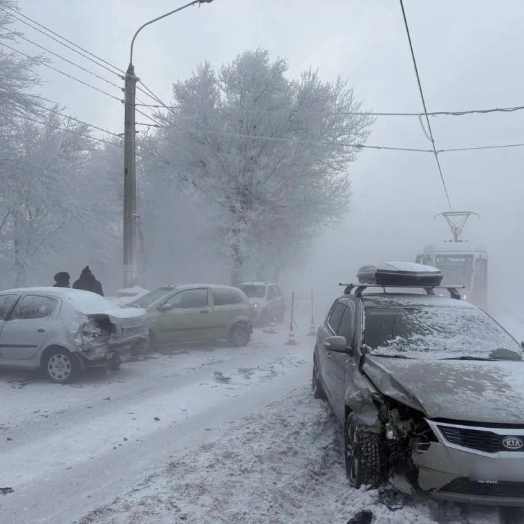 В Магнитогорске столкнулись сразу пять автомобилей
