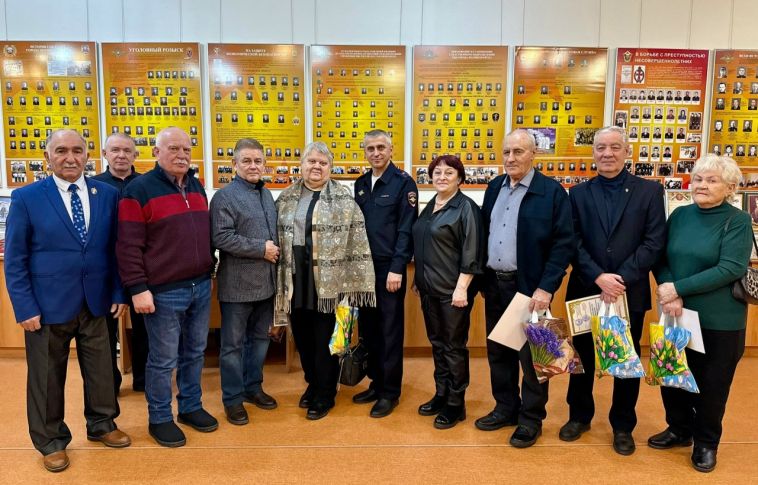В Магнитогорске полицейские поздравили ветеранов МВД с юбилейными датами