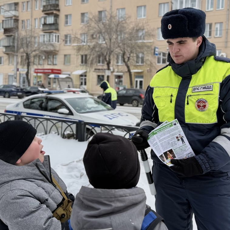 Сотрудники Госавтоинспекции проводят мероприятия по обеспечению безопасной перевозки маленьких пассажиров