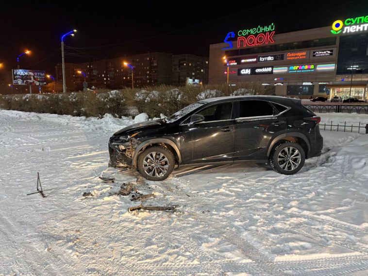 Сотрудники Госавтоинспекции Магнитогорска установили водителя, который совершил наезд на припаркованный автомобиль "Лексус" и скрылся с места ДТП