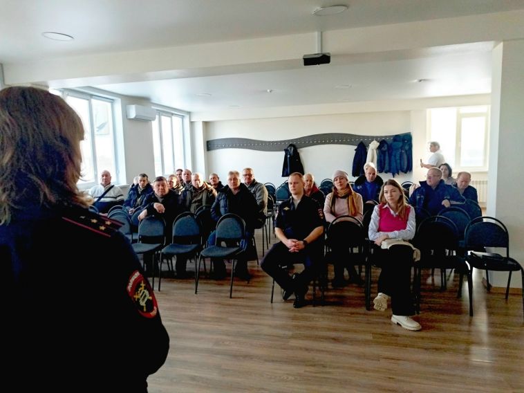 Сотрудники Госавтоинспекции совместно управлением образования организовали рабочее совещание с водителями школьных автобусов