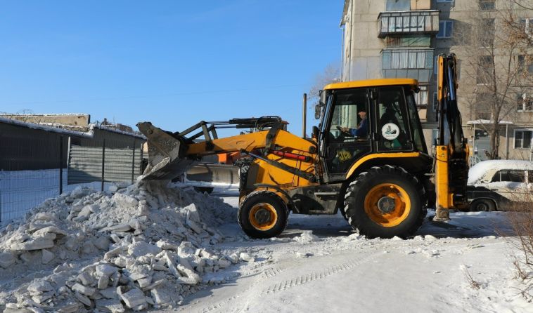 В бесперебойном режиме спецтехника убирает снег на межквартальных проездах и улицах в посёлках