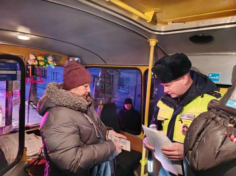 Сотрудники Госавтоинспекции Магнитогорска совместно с представителями МП "Маггортранс" и управления образования проверили соблюдение обязательных требований при перевозке групп детей автобусами