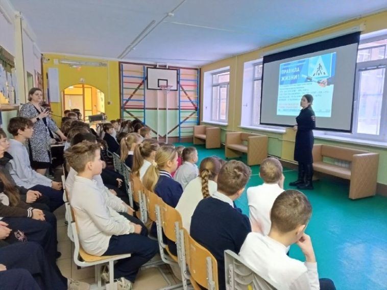 Сотрудники Госавтоинспекции Магнитогорска проводят просветительские мероприятия для школьников