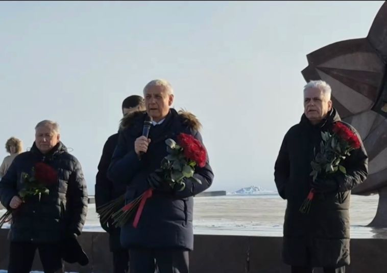 На площади у монумента «Тыл - фронту» состоялось памятное мероприятие, посвящённое Дню защитника Отечества