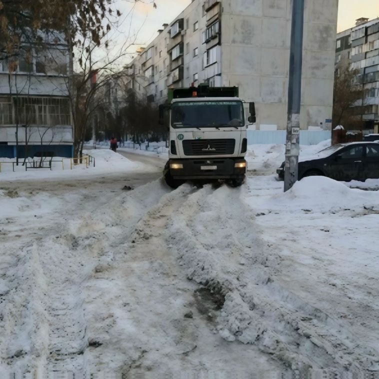 Снежные ловушки: почему мусоровозы не могут проехать к бакам