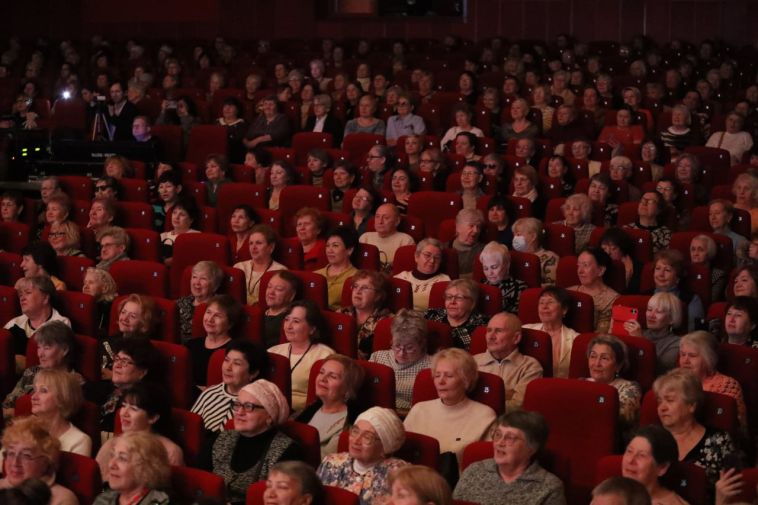 В преддверии Международного женского дня Сергей Бердников поздравил ветеранов города и ПАО «ММК» с предстоящим весенним праздником