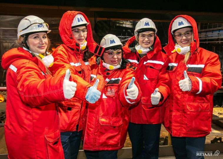 Участницы конкурса материнства и красоты побывали с экскурсией на ММК