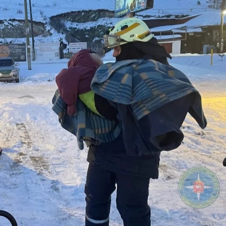 В Челябинской области спасатели помогли многодетной семье, которая едва не замерзла на озере Тургояк