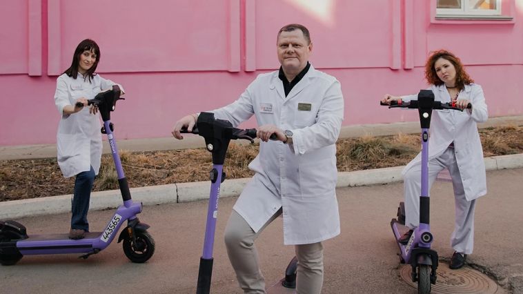 В Челябинске педиатры ездят на вызовы на арендных самокатах