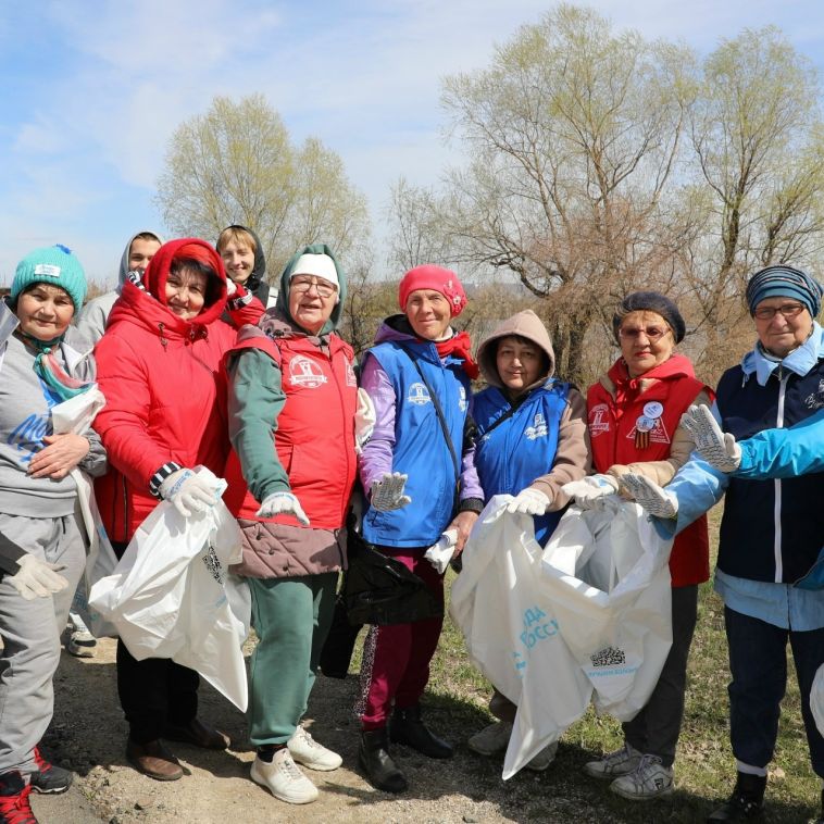 В сквере «50 лет Победы» организовали масштабный субботник