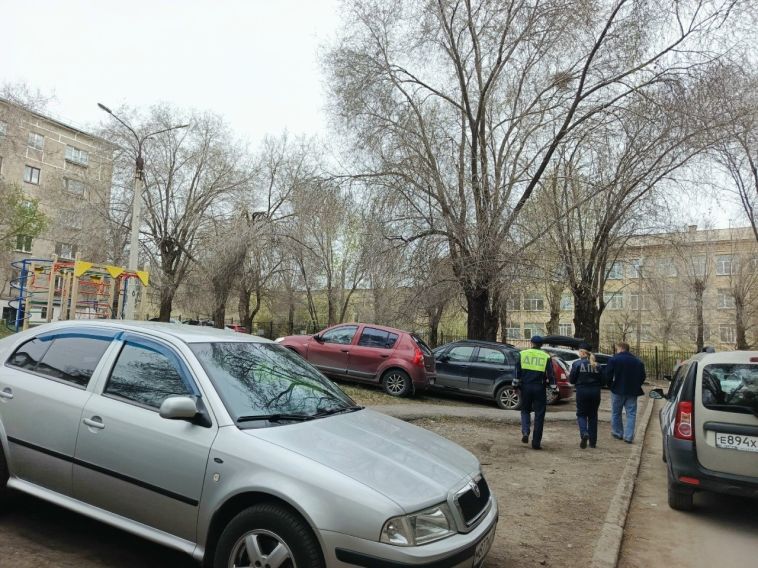 В Магнитогорске продолжаются совместные рейды сотрудников Госавтоинспекции и административных комиссий по выявлению нарушений правил парковки на детских площадках и газонах
