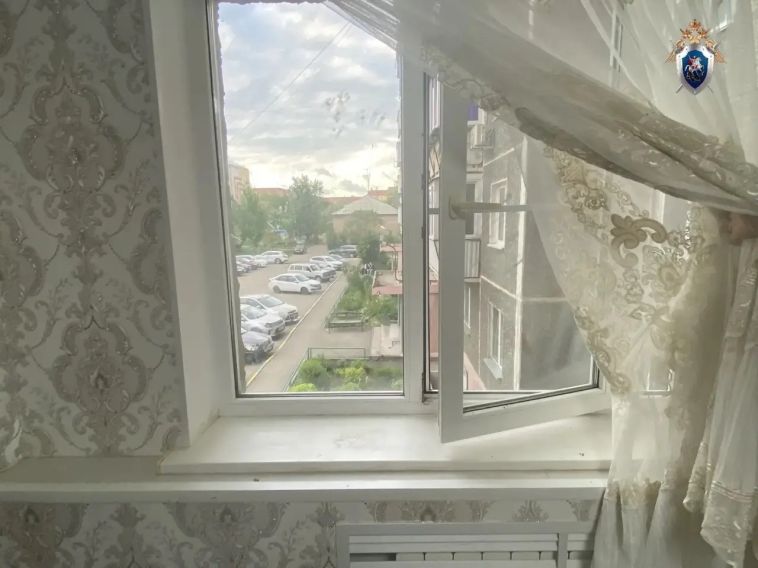 В Челябинской области следователем регионального СКР выясняются обстоятельства выпадения малолетнего из окна