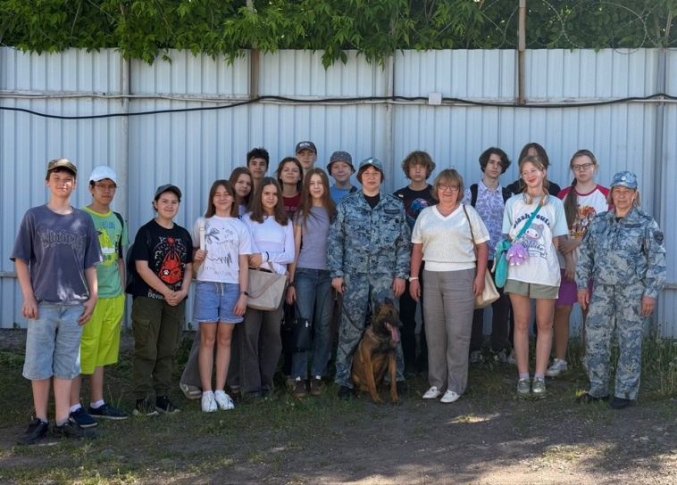 Экскурсию для учащих Академического лицея им. В.В. Шерстнева провели сотрудники центра кинологической службы УМВД России по городу Магнитогорску