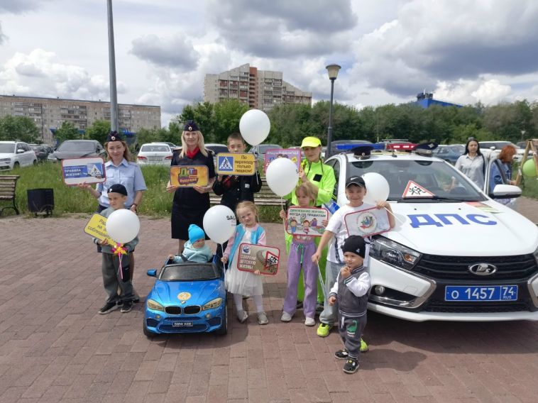 В парке у Вечного огня сотрудники Госавтоинспекции организовали проведение городского праздника "День защиты детей"