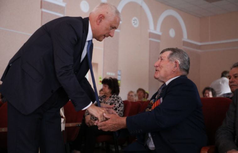Сергей Бердников поздравил с 90-летием Героя Социалистического Труда, Почётного гражданина города Петра Филипповича Макрушина