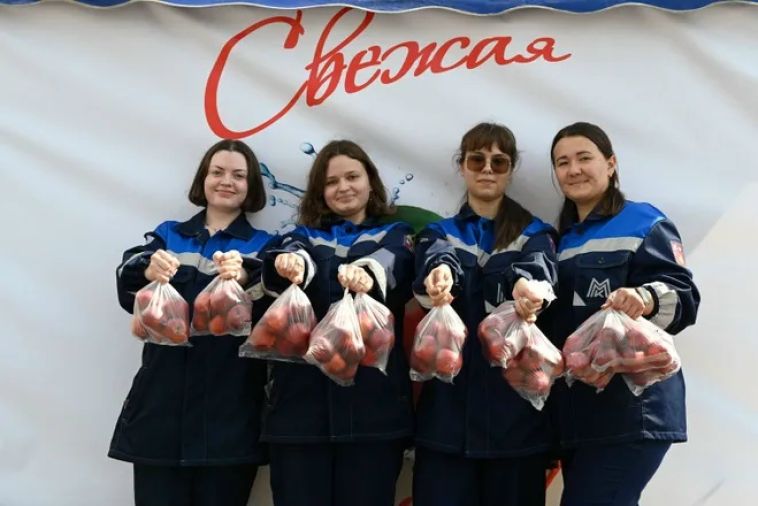 Сотрудникам магнитогорского комбината дарили яблоки за рационализаторские идеи