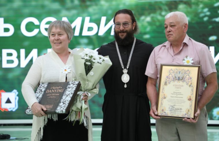 В Магнитогорске в рамках празднования Дня семьи, любви и верности впервые состоялся Всероссийский парад семьи