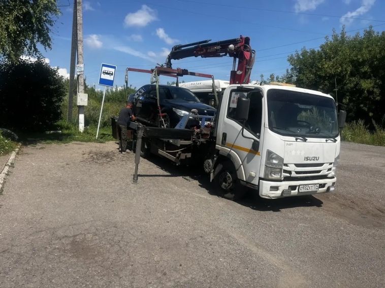 Сотрудники Госавтоинспекции контролируют соблюдение требований ПДД в районе остановок общественного транспорта