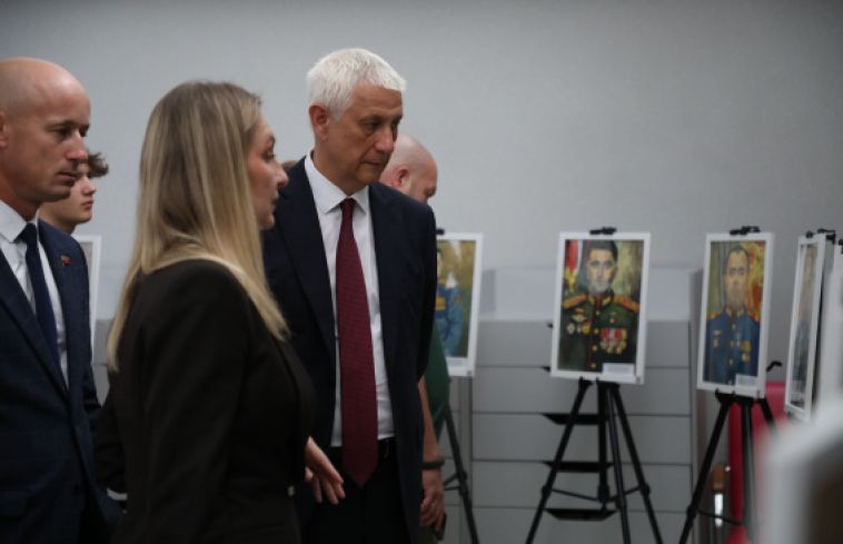 В Центральной библиотеке имени Бориса Ручьёва открылась культурно-историческая экспозиция «Портреты Победы: связь поколений»