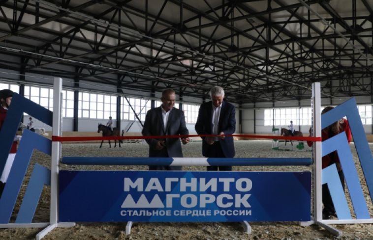 Глава Магнитогорска Сергей Бердников принял участие в открытии нового манежа на базе конного парка «Клевер»