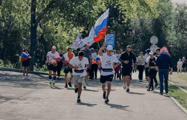 В Магнитогорске в парке у Вечного огня состоялась спортивная пробежка, приуроченная ко Дню Государственного флага Российской Федерации