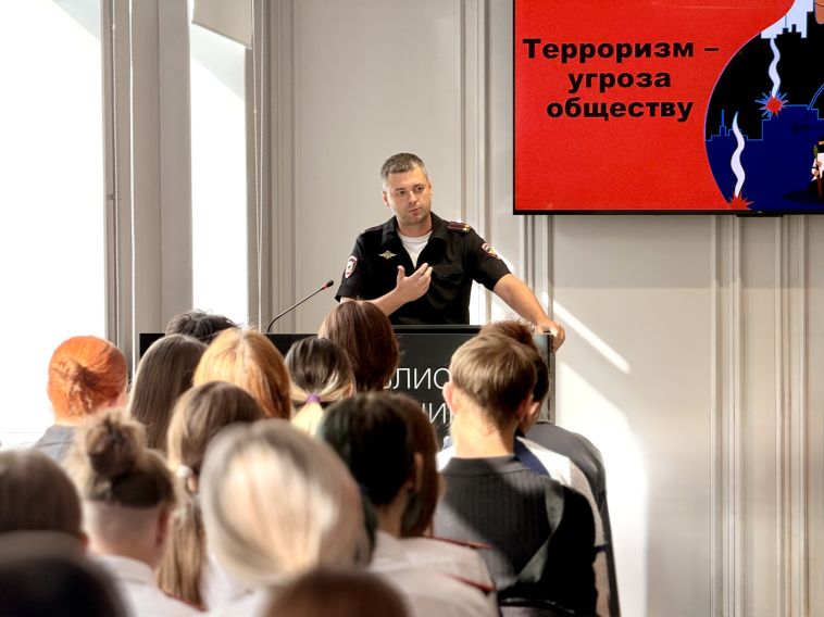 В рамках Дня солидарности в борьбе с терроризмом и экстремизмом заместитель начальника УМВД Сергей Шевяхов провёл профилактическую беседу со студентами колледжей города