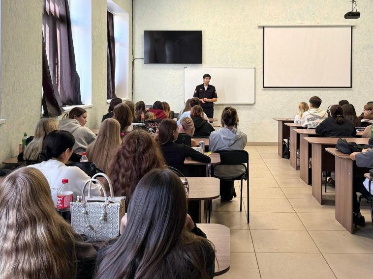 Полицейские Магнитогорска проводят профилактические беседы в учебных учреждениях