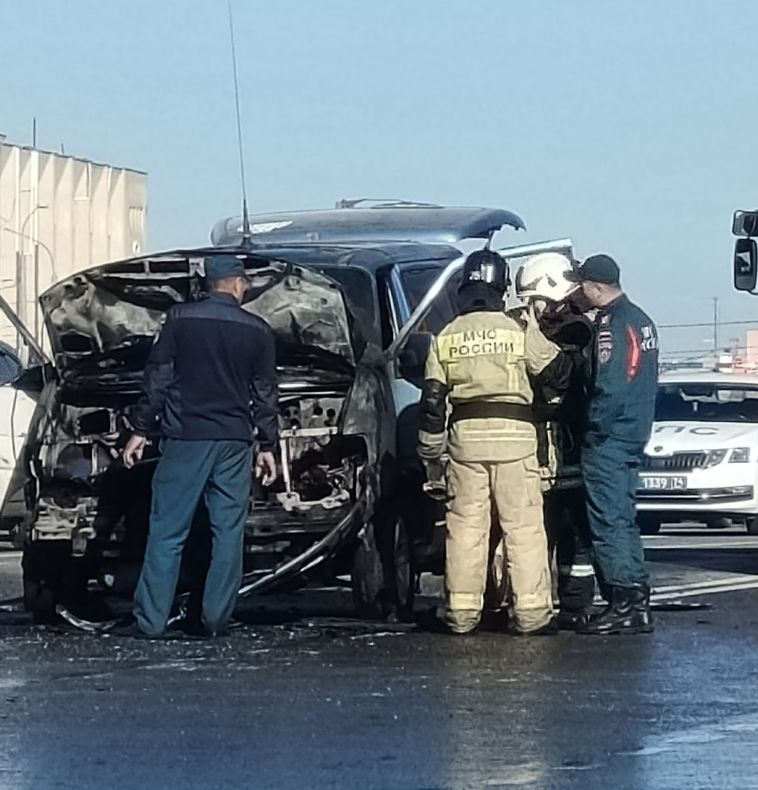 Автомобиль вспыхнул прямо на светофоре в центре Магнитогорска