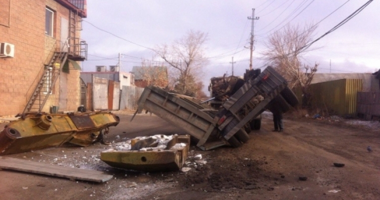 В Магнитогорске грузовик развалился прямо на улице 