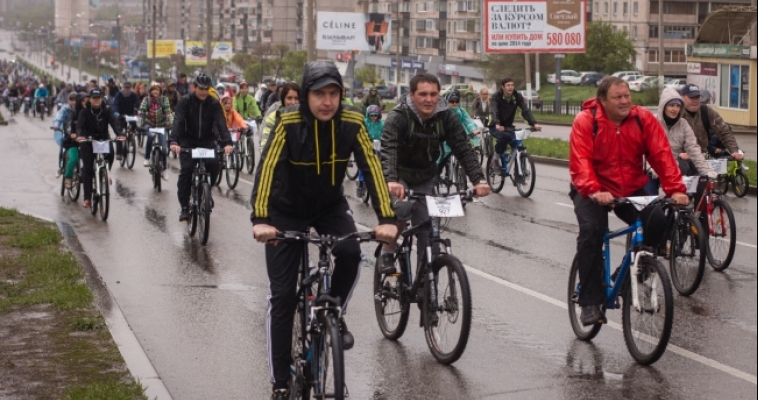 Парад 1000 велосипедов. Внезапный дождь и скользкая дорога не помешали провести в городе велопарад