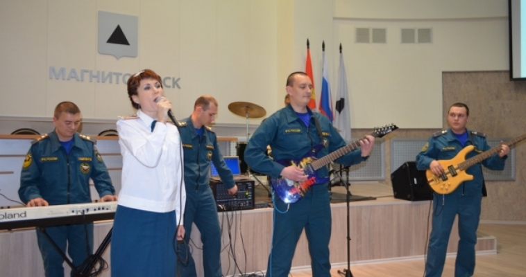 Пожарные Магнитогорска получают поздравления с юбилеем ведомства