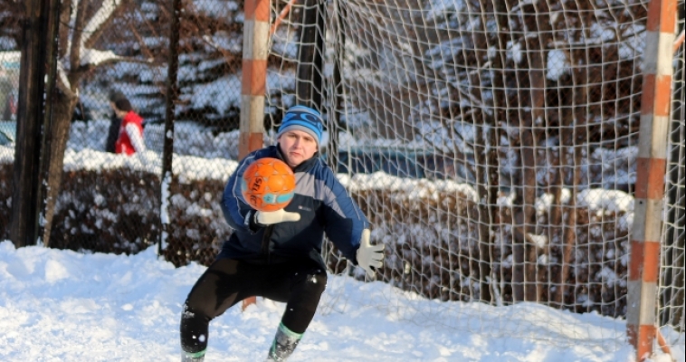 Играть зимой можно не только в хоккей, но и в футбол, да еще и на заснеженном поле