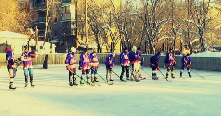 Дворовые команды даже в мороз играют в хоккей 