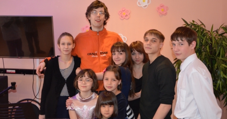 Воспитанники реабилитационного центра встретились с артистом из Москвы