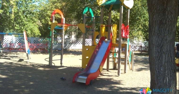 Устанавливают детские площадки и скамейки по плану и даже экономят бюджетные средства