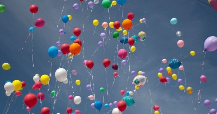 Итальянский школьник взмыл в небо с помощью 200 шариков  