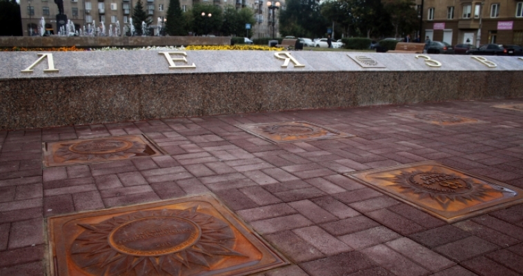 На площади Орджоникидзе состоялось открытие обновленной «Аллеи славы»