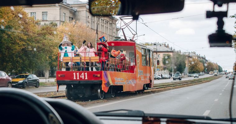 «Театральный» поезд набирает ход… В Магнитогорске на линию вышел необычный трамвай