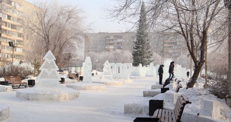 Разъяренный мужчина избил двух мальчиков в ледовом городке в сквере на Ручьева