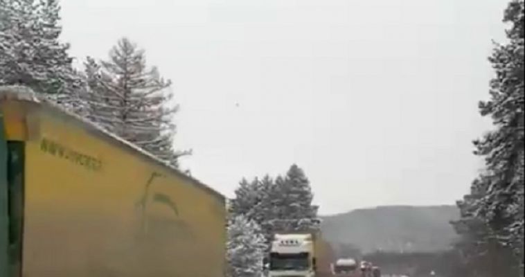 Видео: фуры выстроились в ряд на трассе Магнитогорск- Белорецк
