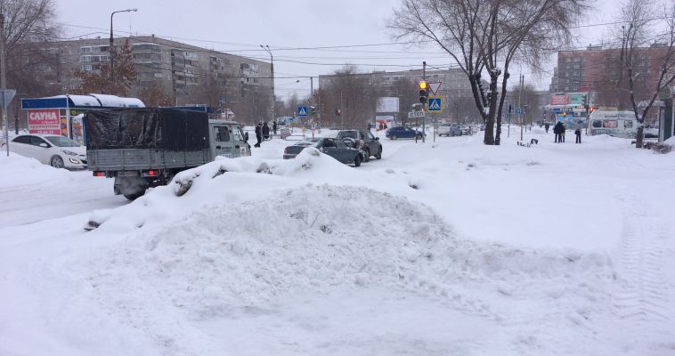 ДСУ бросились расчищать снежные завалы на дорогах