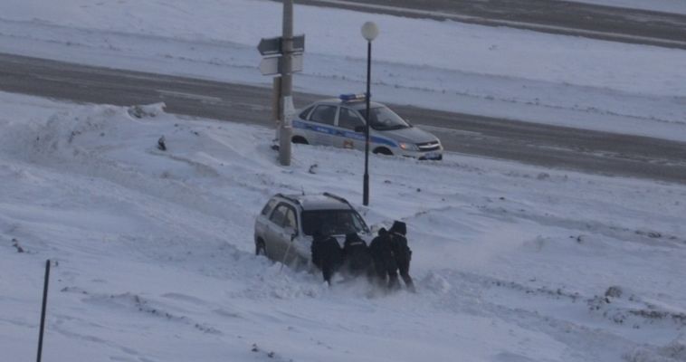 Автомобиль застрял в снегу. Полицейские пришли на помощь