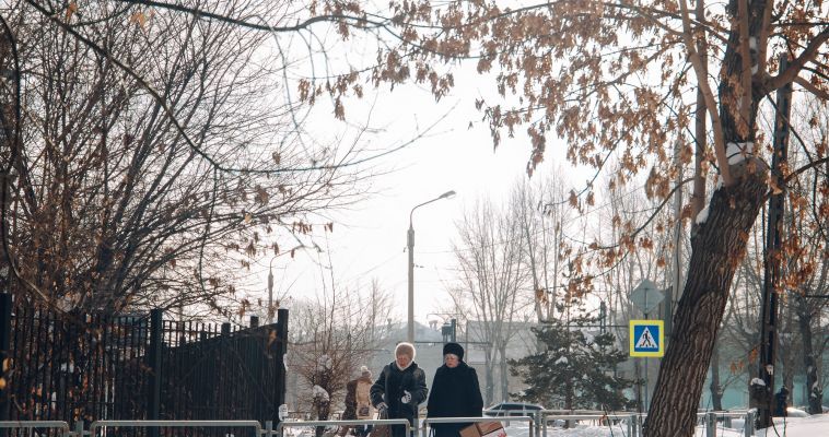 Их мама умерла при родах. Старшая сестра ищет младшую