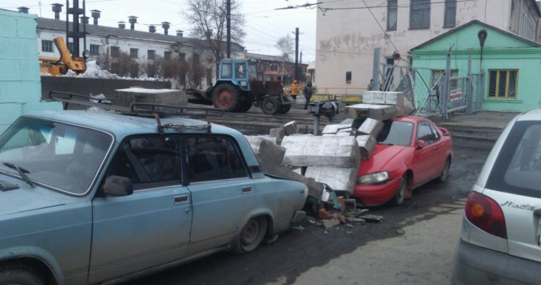 ФОТО: Он перепутал педали. В Магнитогорске водитель грейдера случайно повредил два автомобиля